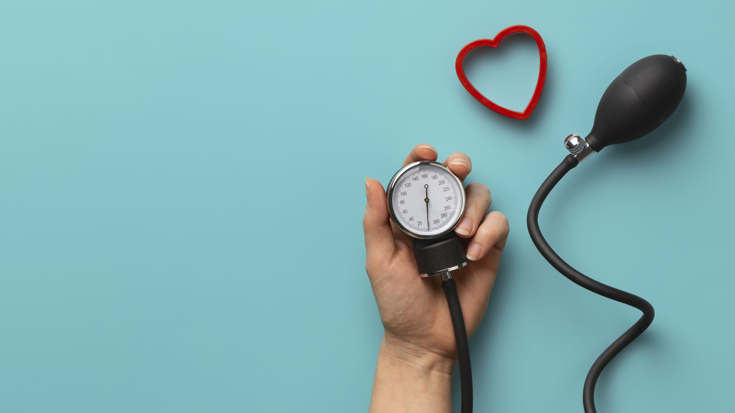 persona-che-utilizza-il-tensiometro-per-la-pressione-sanguigna