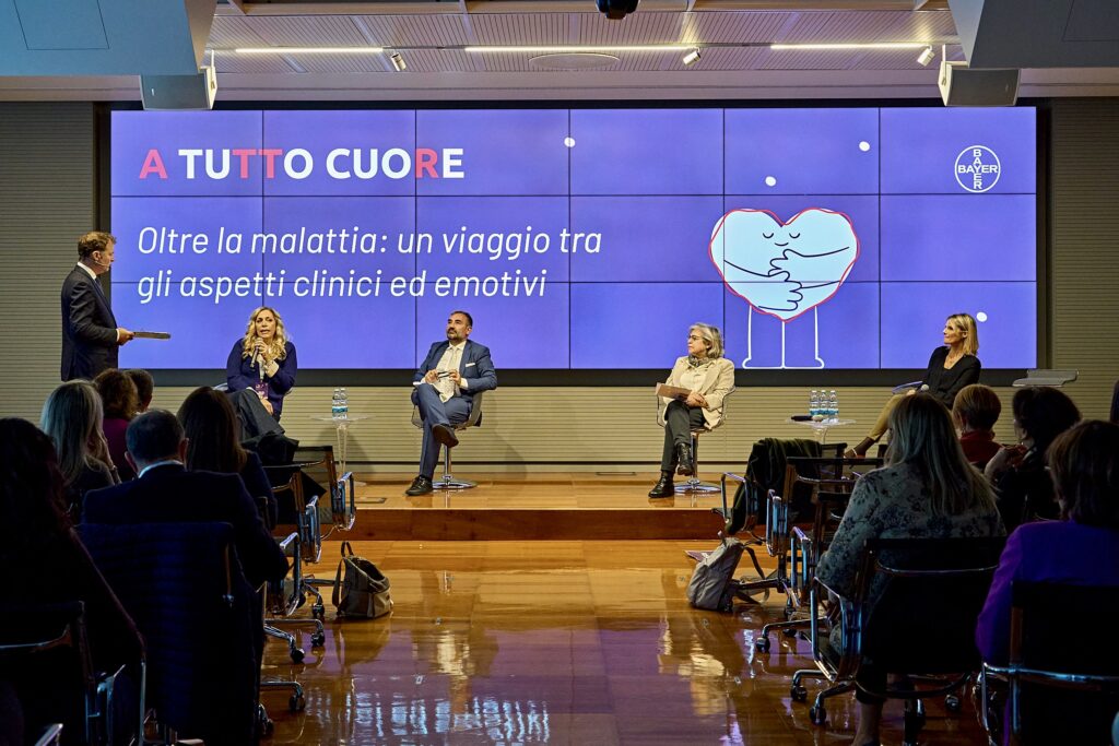 tavola rotonda "Dal sospetto clinico alla conferma diagnostica: come generare valore per il paziente" in cui a partire da sinistra figurano:Danilo De Spirito - Head of Amyloidosis, Bayer Italia Fausto Galanti - Head of Market Access, Public & Regulatory Affairs, Bayer Italia Emanuele Monti - Presidente Commissione Welfare Regione Lombardia, Executive board member Agenzia Italiana del Farmaco (AIFA) Elena Murelli - Senatrice e Membro della 10a Commissione permanente (Affari sociali, sanità, lavoro pubblico e privato, previdenza sociale) e Presidente Intergruppo parlamentare sulle malattie cardio, cerebro e vascolari